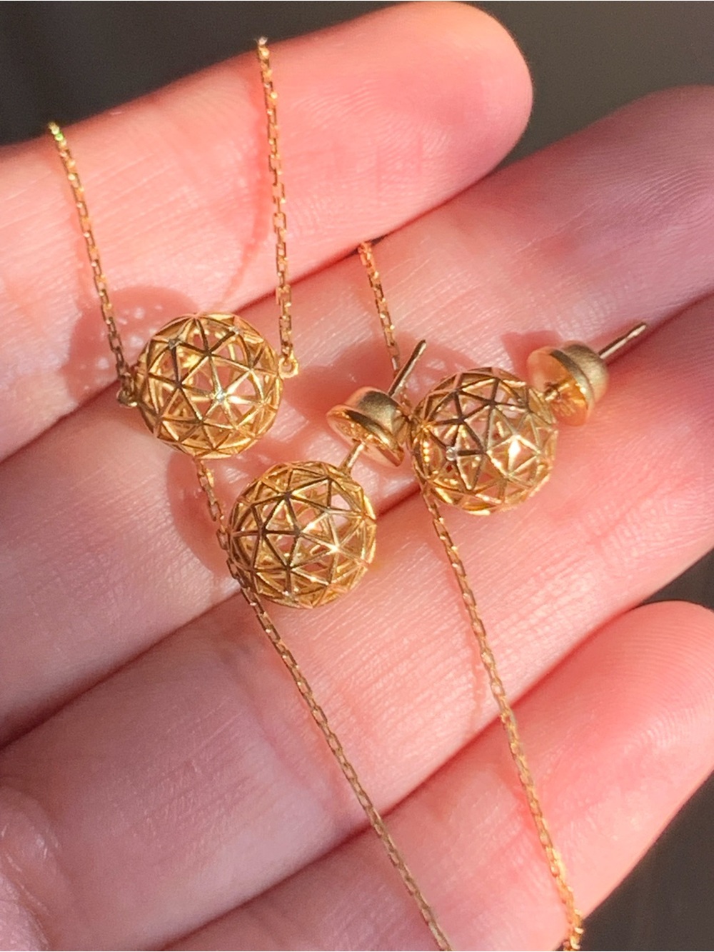 18k Gold Filigree Sphere Necklace and Stud Earrings Set - Picture 4 of 13